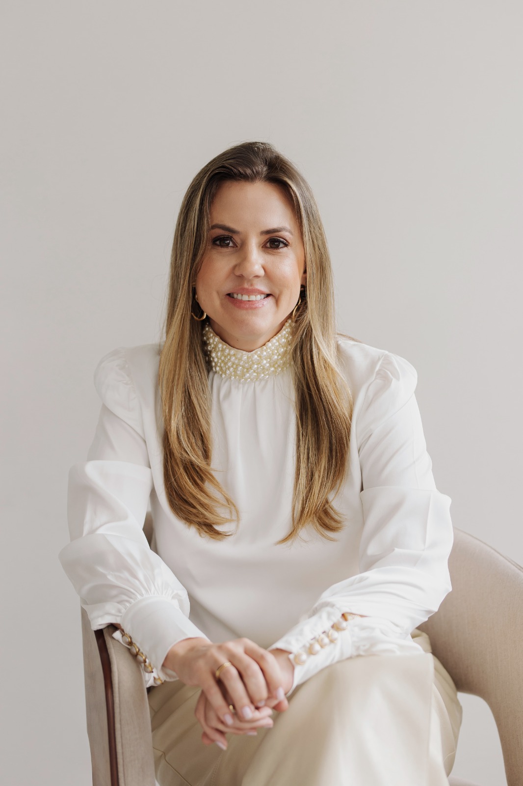 Mulher com expressão de alívio e serenidade