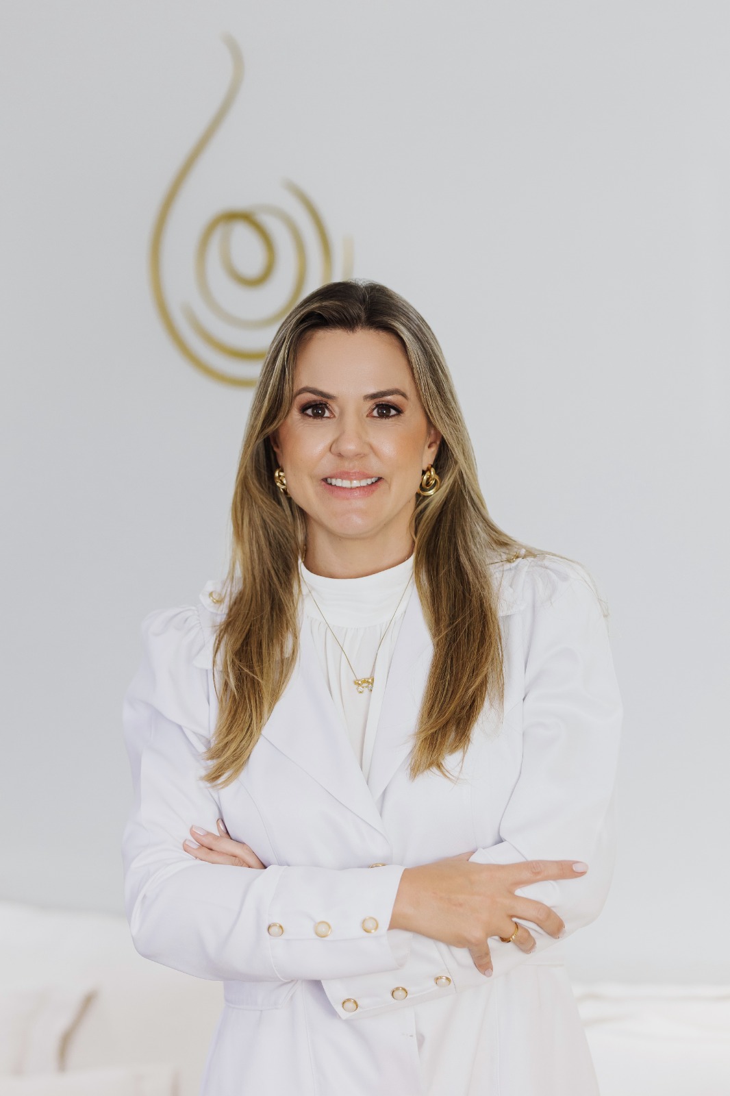 Mulher madura em forma se exercitando